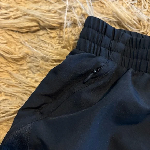 *Under Armour Women's Black Comfortable Athletic Workout Shorts Size X-Small - Picture 4 of 6